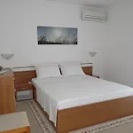 Lola 特罗吉尔