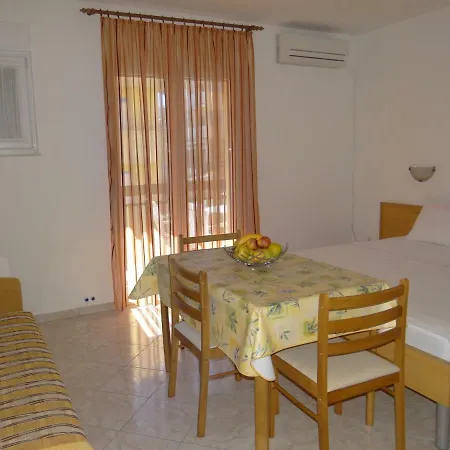 Apartment Lola *